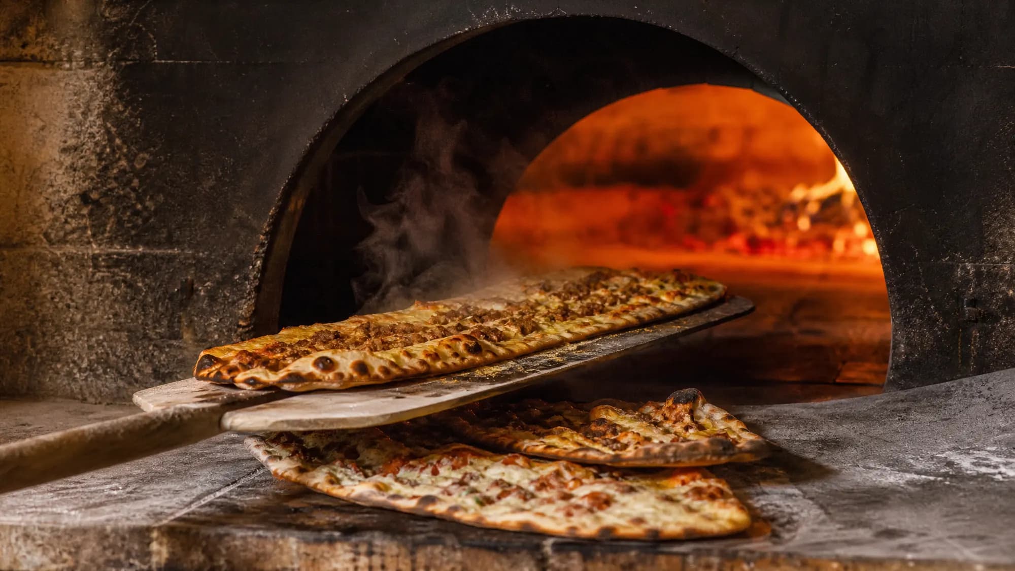 Brot und Pizza aus dem Steinofen